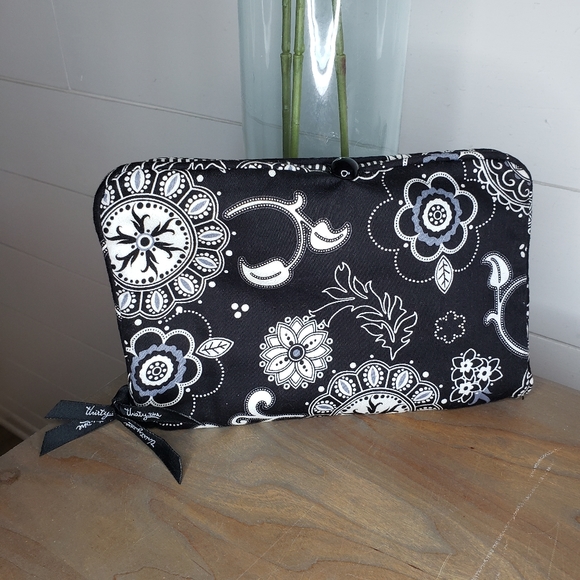 thirty-one Handbags - Thirty-One Jewelry Cosmetic Toiletry Pouch Bag in Onyx Medallion